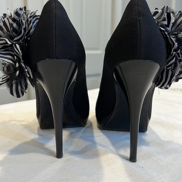 Beverly Feldman black pump with white and black flower on ankle strap - Picture 14 of 14